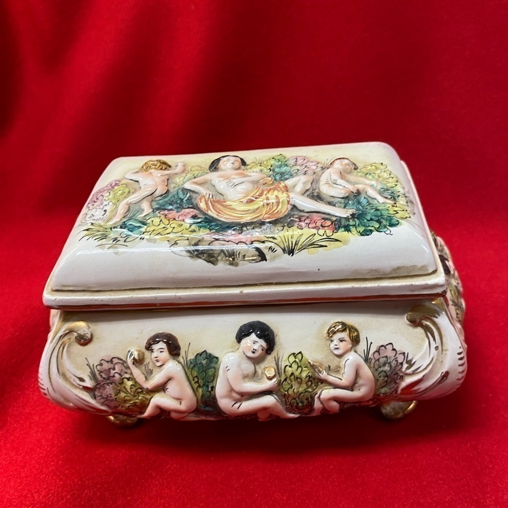 Antique Porcelain Capodimonte Dresser Box or Casket Box Late 19th Century